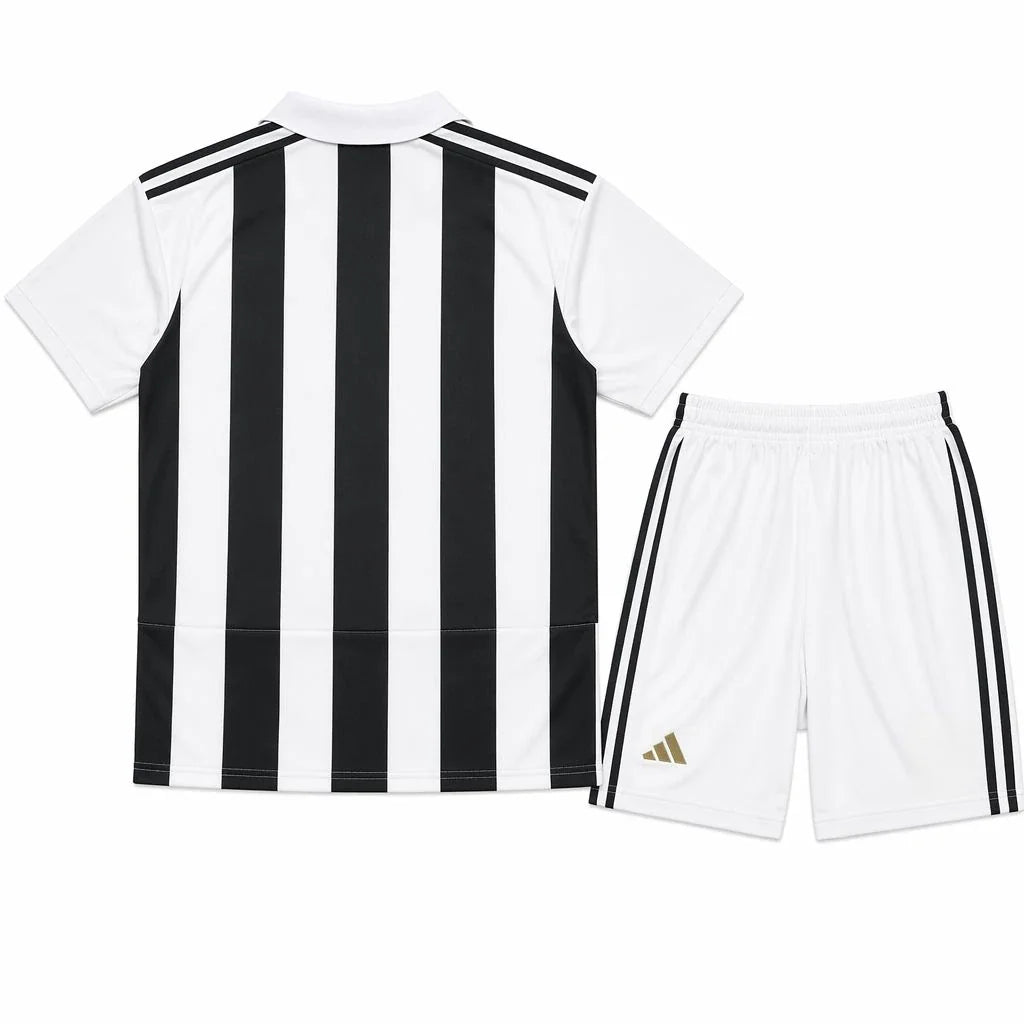 Conjunto infantil a rayas blancas y negras de la Juventus 26/27 - vista trasera
