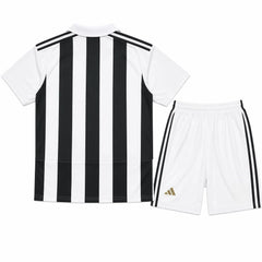 Conjunto infantil a rayas blancas y negras de la Juventus 26/27 - vista trasera