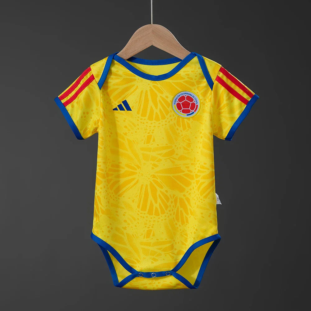 Body de bebé de Colombia 2026 en amarillo con el escudo en el pecho - vista frontal