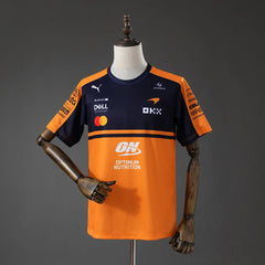 Camiseta de la escudería McLaren de Fórmula 1 2026 en naranja y azul marino - vista frontal