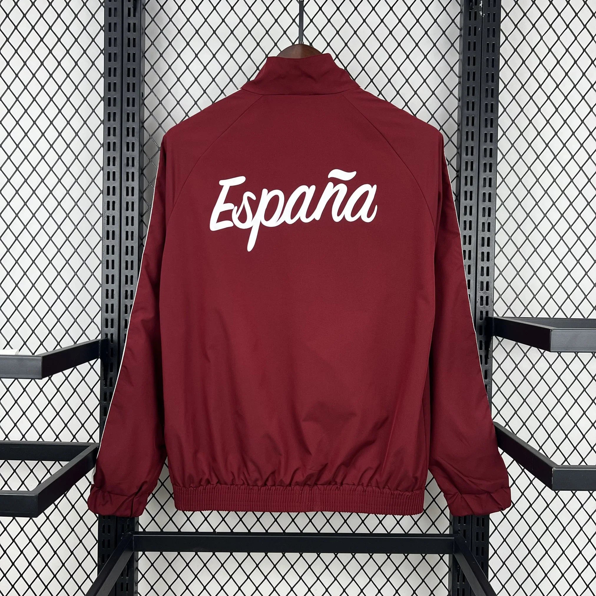 Chaqueta de España Mundial 2026 en granate con rótulo en la espalda - vista trasera