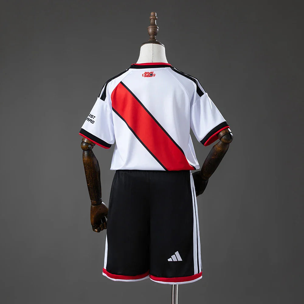 Conjunto infantil River Plate primera equipación 26/27 espalda blanca con la banda roja - vista trasera