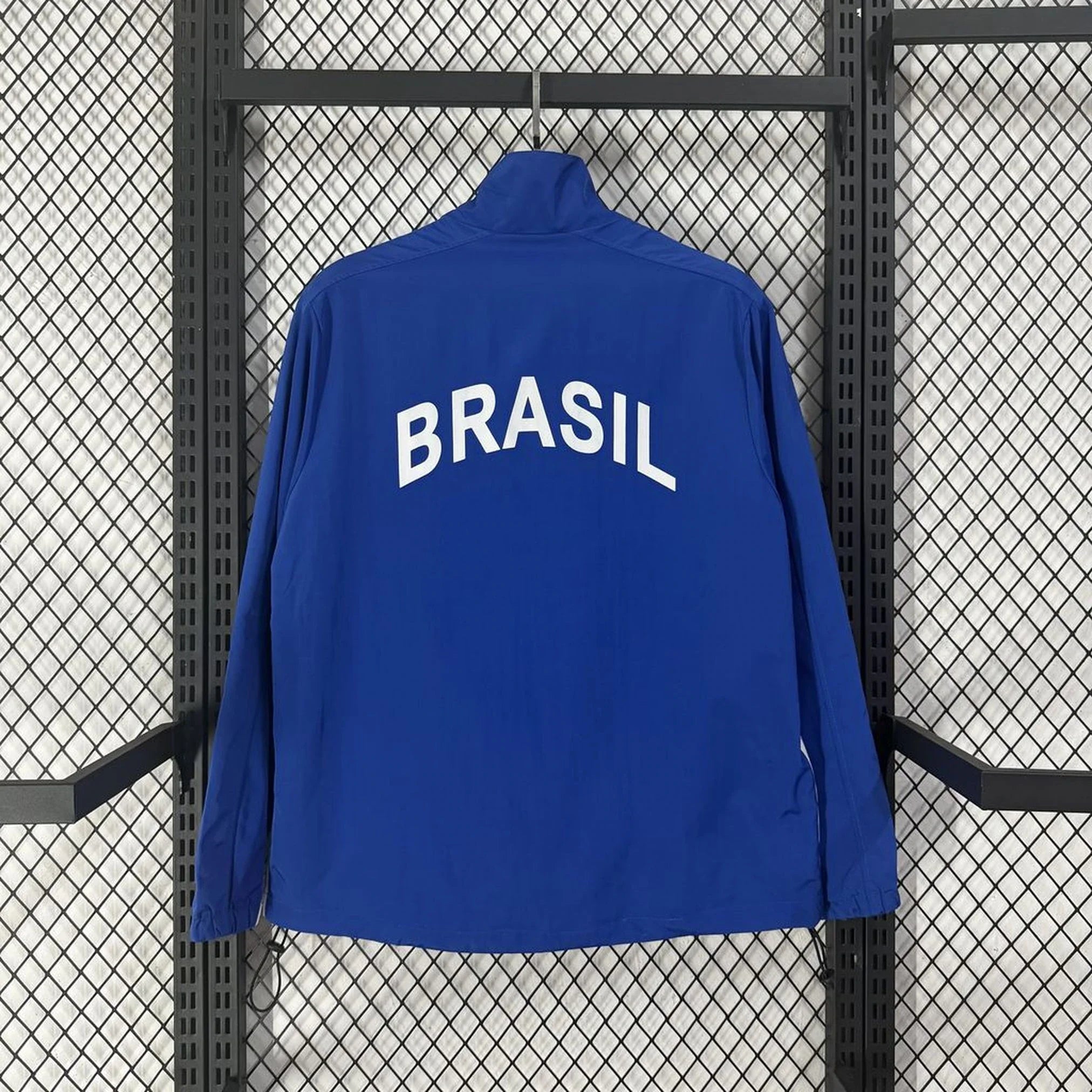 Chaqueta cortavientos retro de Brasil azul con el país rotulado - vista trasera