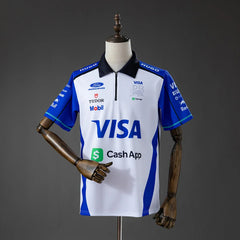 Polo blanco de la escudería Racing Bulls 2026 con cuello azul marino - vista frontal