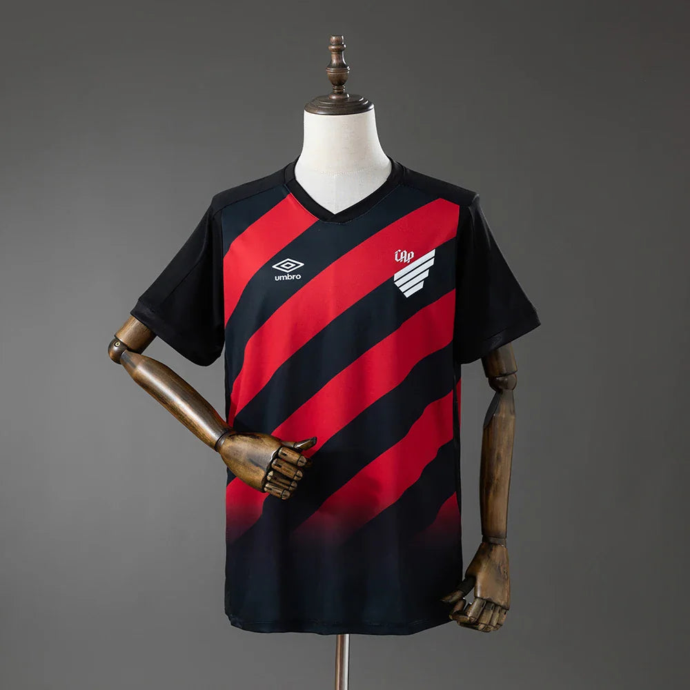 Camiseta del Athletico Paranaense 26/27 negra con franjas diagonales rojas - vista frontal