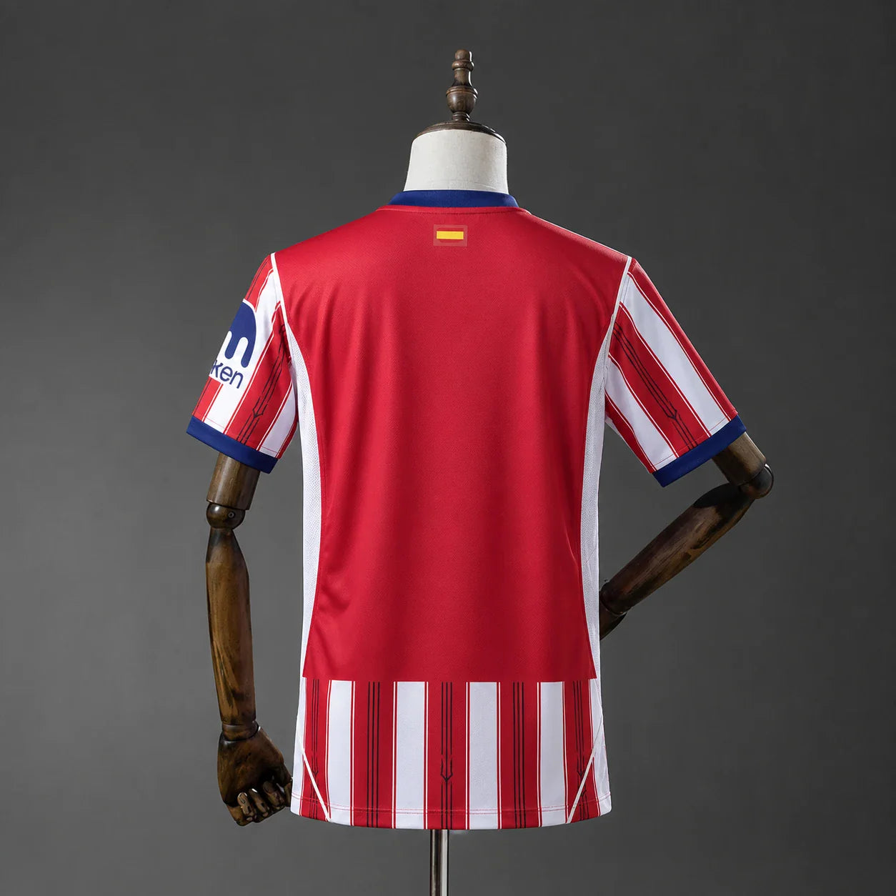 Camiseta del Atlético de Madrid 26/27 con la espalda roja y la bandera de España - vista trasera