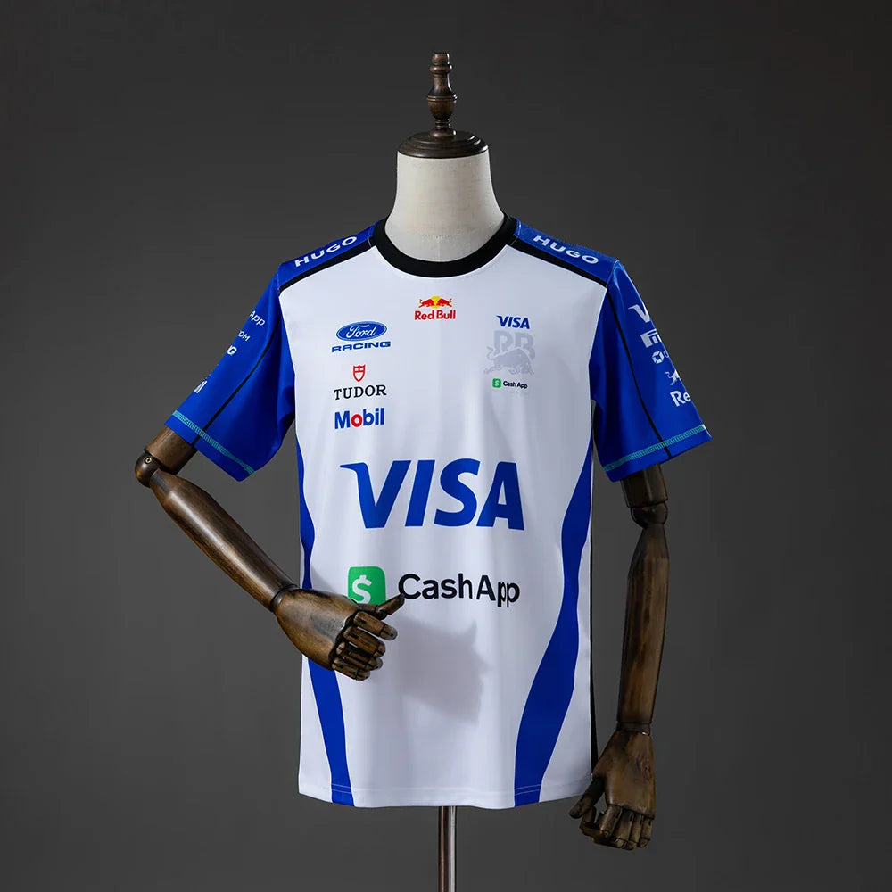 Camiseta blanca de la escudería Racing Bulls 2026 con hombros azules - vista frontal