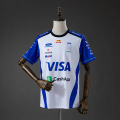 Camiseta blanca de la escudería Racing Bulls 2026 con hombros azules - vista frontal