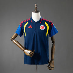 Polo de entrenamiento de Colombia 2026 en azul marino con cuello de punto - vista frontal