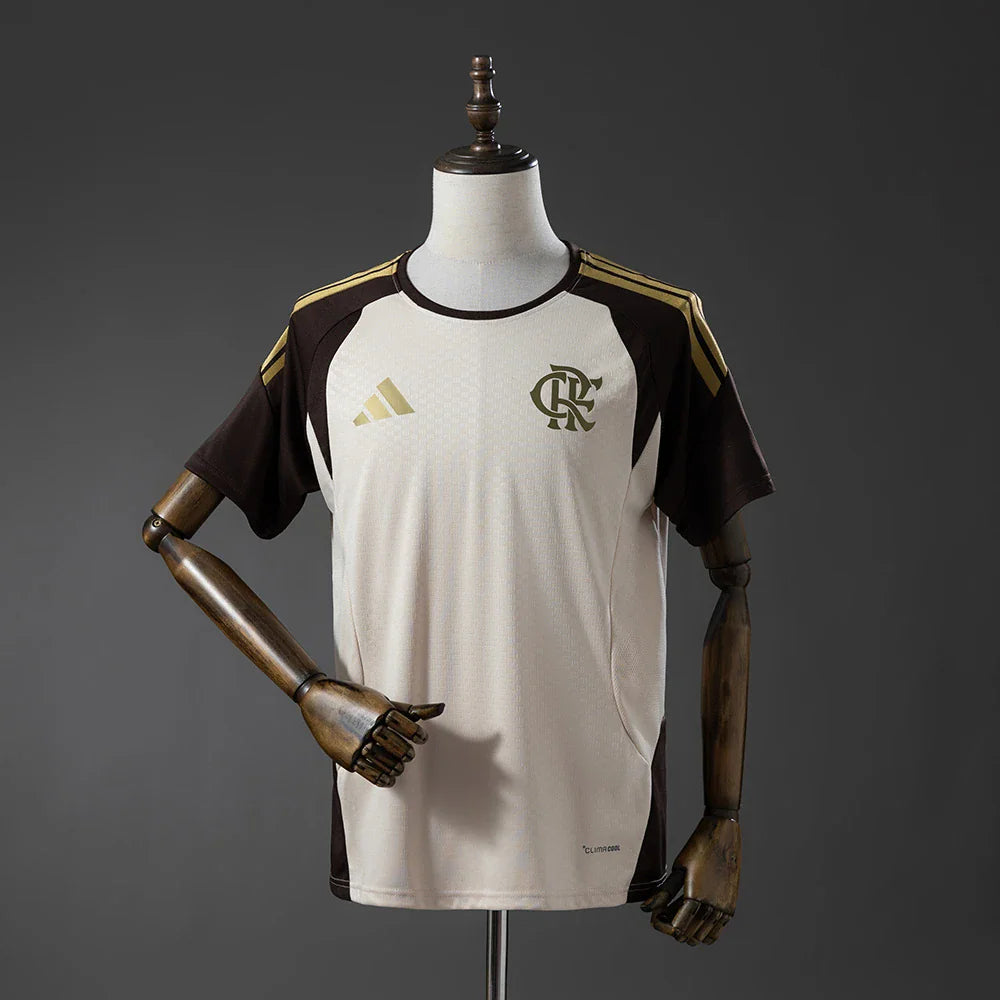 Camiseta de entrenamiento del Flamengo 26/27 en crema con mangas negras - vista frontal