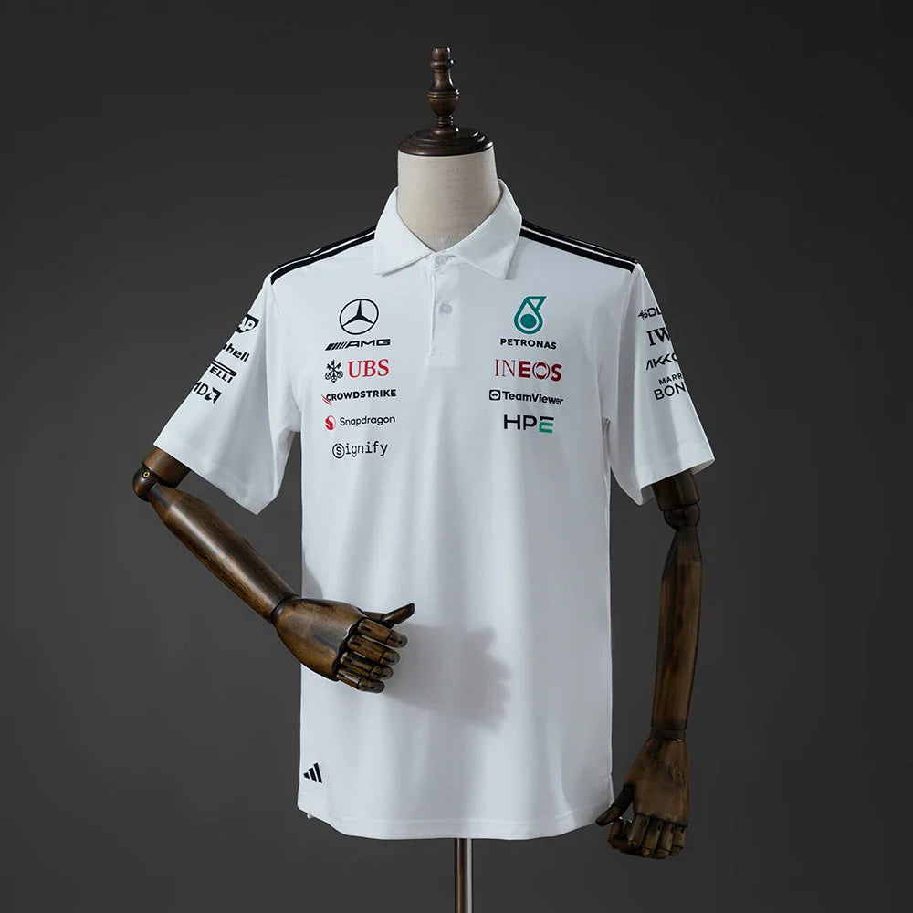 Polo blanco de la escudería Mercedes AMG de Fórmula 1 2026 - vista frontal