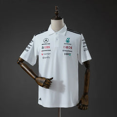Polo blanco de la escudería Mercedes AMG de Fórmula 1 2026 - vista frontal