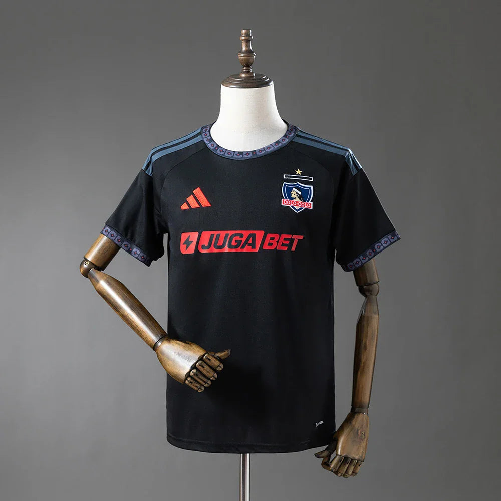 Camiseta del Colo Colo 26/27 en negro con el escudo en el pecho - vista frontal