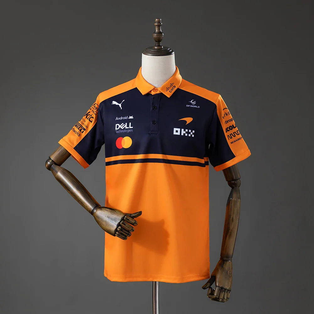 Polo de la escudería McLaren de Fórmula 1 2026 en naranja y azul marino - vista frontal