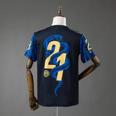 Camiseta Inter Milan edición especial campeones 25/26, espalda con serpiente dorada - vista trasera