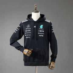 Sudadera negra con capucha de la escudería Mercedes AMG de Fórmula 1 2026 - vista frontal
