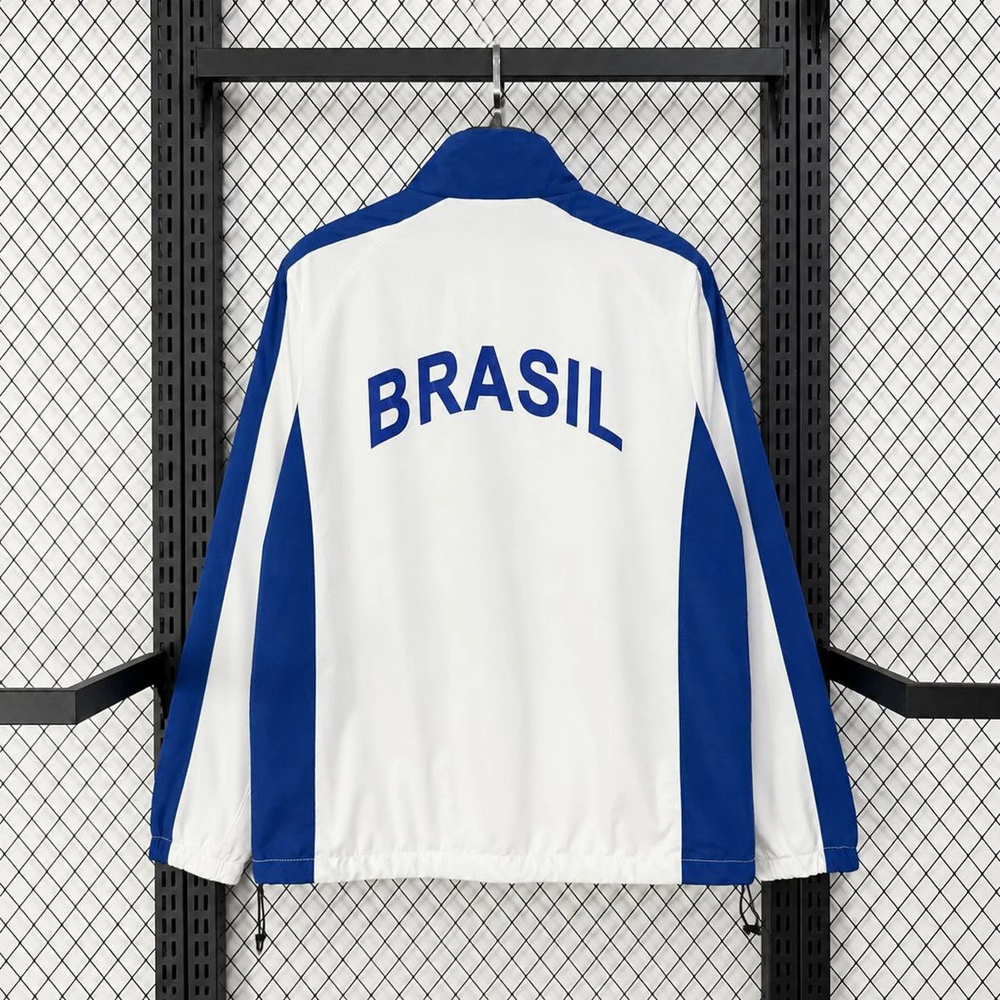Chaqueta cortavientos retro de Brasil con el país rotulado - vista trasera