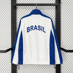 Chaqueta cortavientos retro de Brasil con el país rotulado - vista trasera