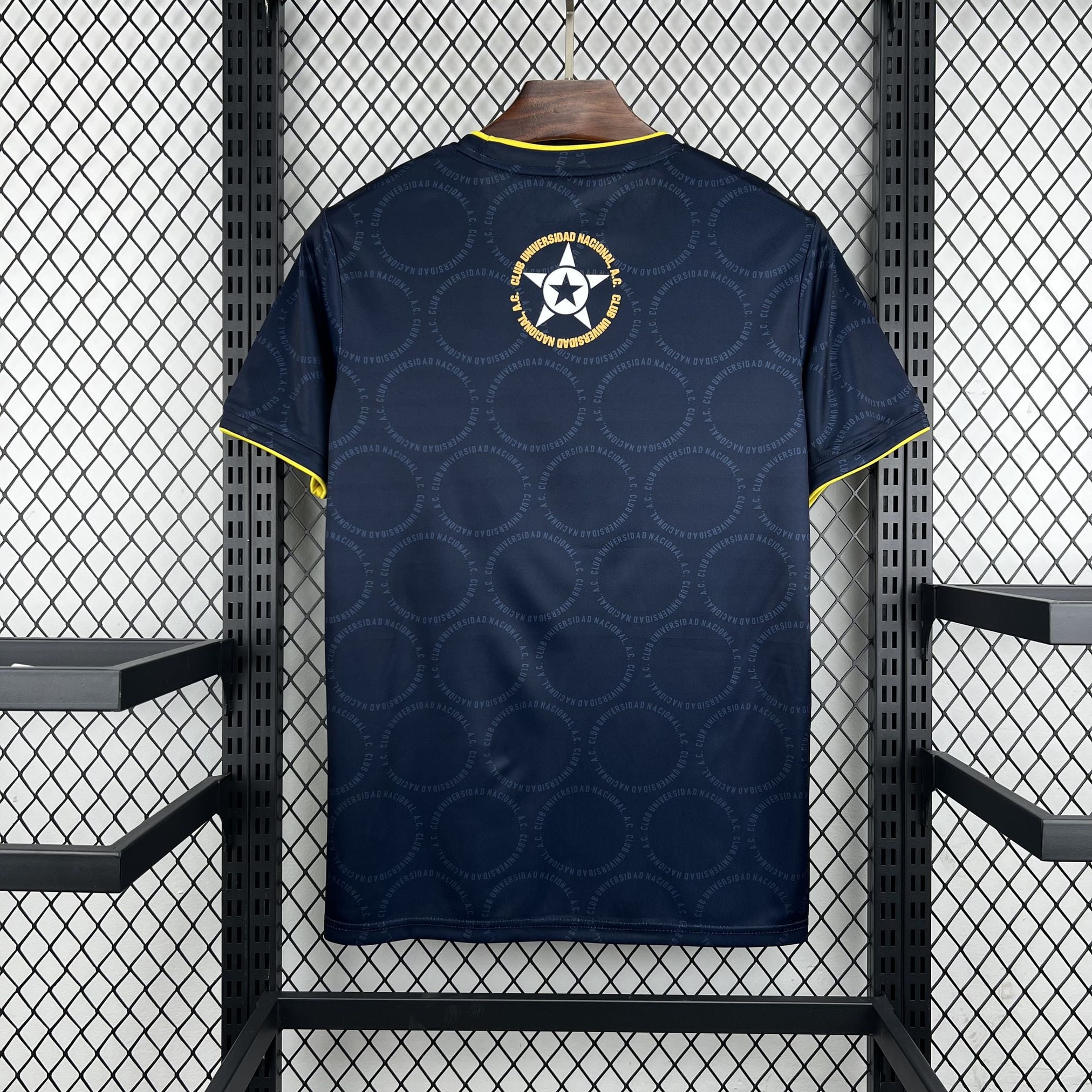 Camiseta del Pumas UNAM 2026/27 en azul marino - vista trasera con emblema