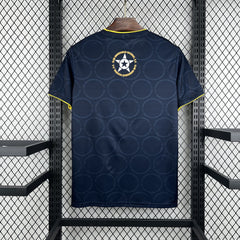 Camiseta del Pumas UNAM 2026/27 en azul marino - vista trasera con emblema