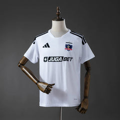 Camiseta del Colo Colo 26/27 en blanco con el escudo del cacique - vista frontal