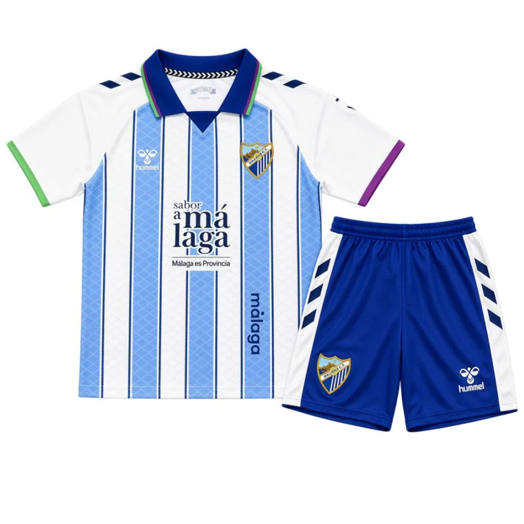 Conjunto infantil a rayas celestes del Málaga primera equipación 26/27 - vista frontal