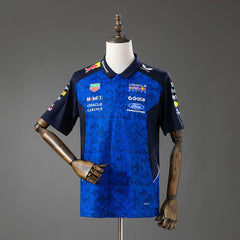 Polo de la escudería Red Bull Racing 2026 con estampado camuflado azul - vista frontal