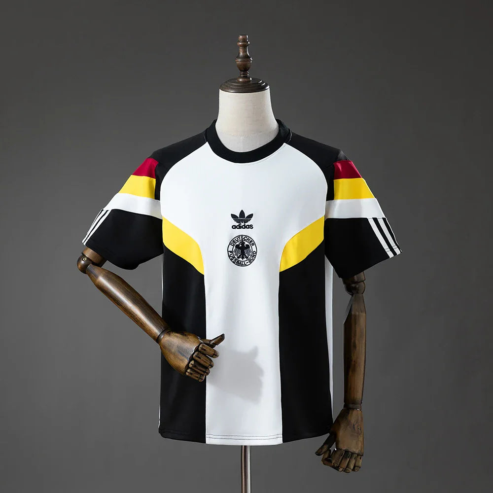 Camiseta casual blanca de Alemania con mangas negras - vista frontal