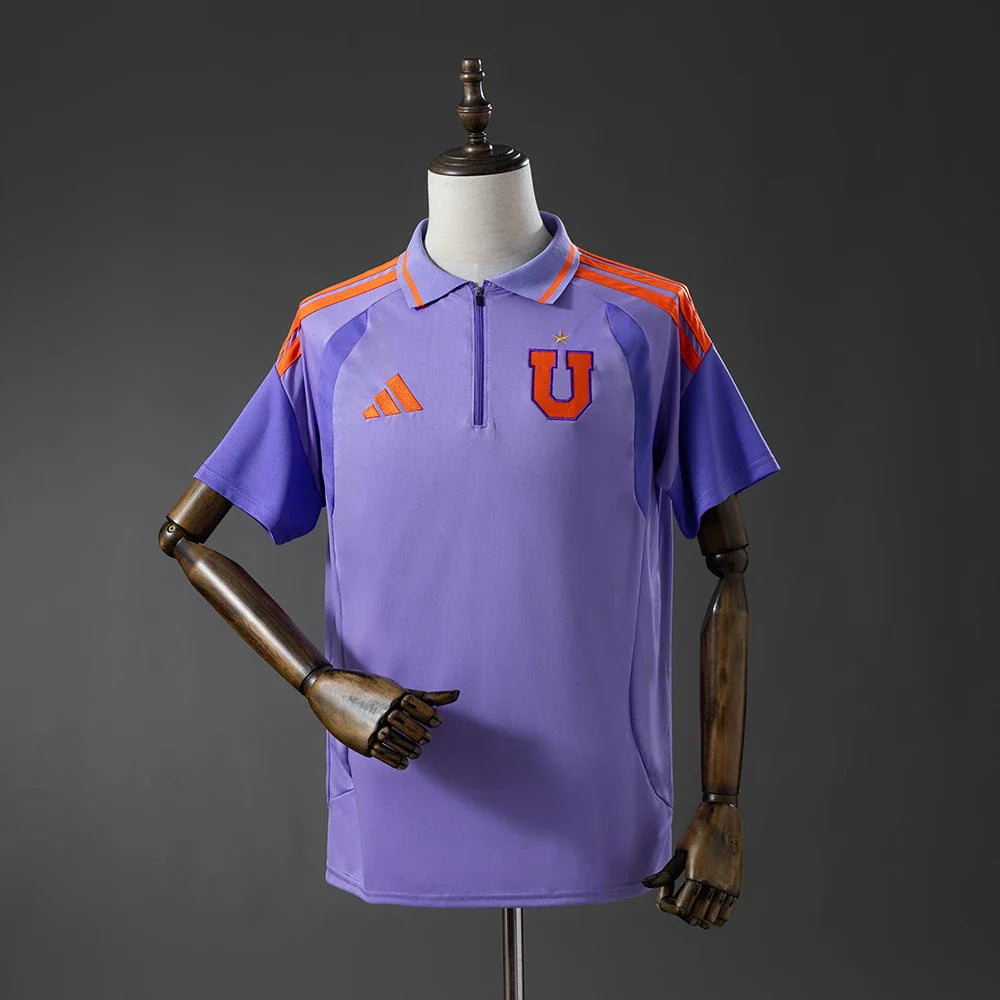Polo de Universidad de Chile 26/27 lila con hombros naranjas - vista frontal