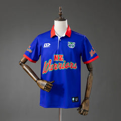Polo de rugby Nueva Zelanda Warriors 2026 retro azul con cuello rojo - vista frontal