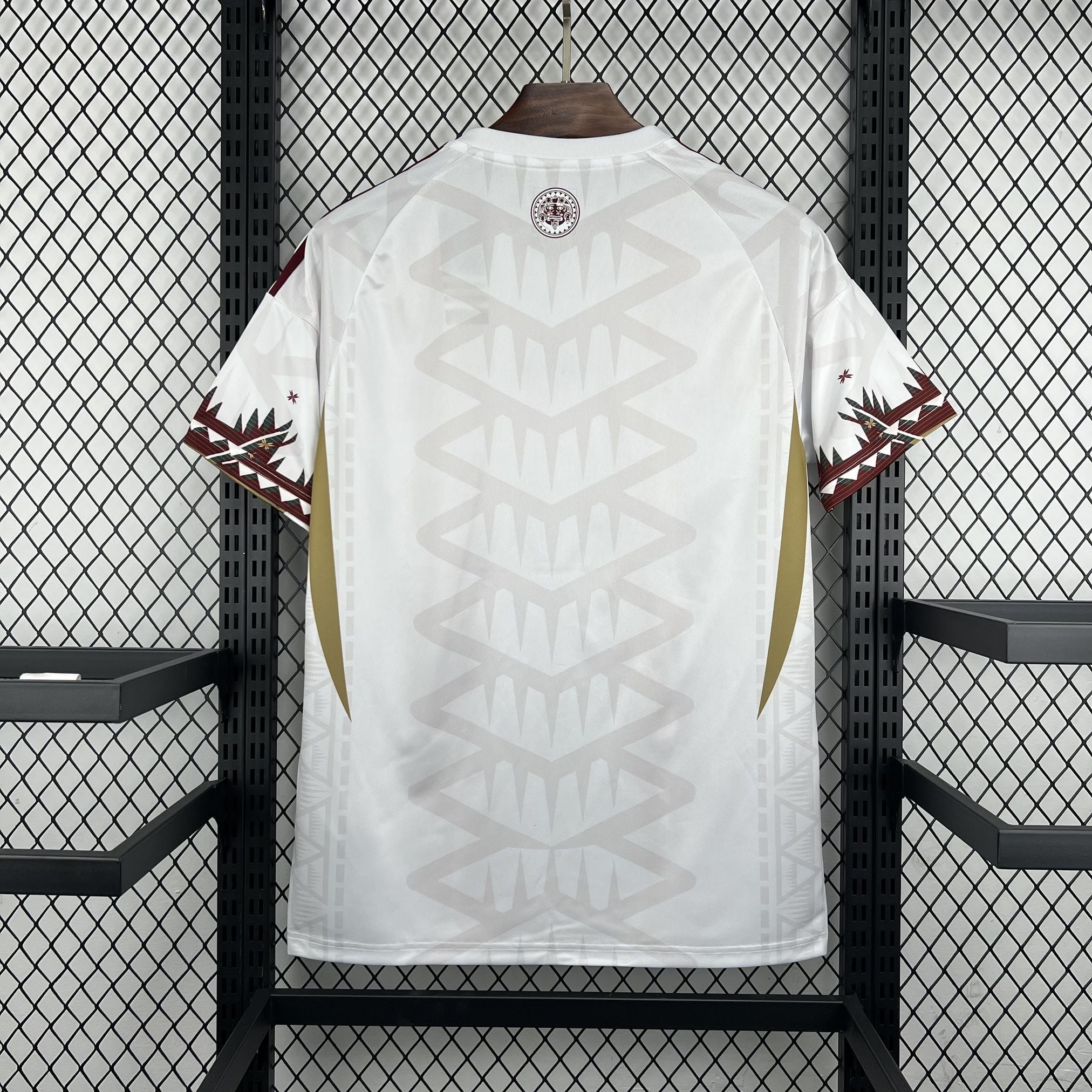 Camiseta especial de México Mundial 2026 en blanco - vista trasera con medallón