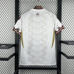 Camiseta especial de México Mundial 2026 en blanco - vista trasera con medallón