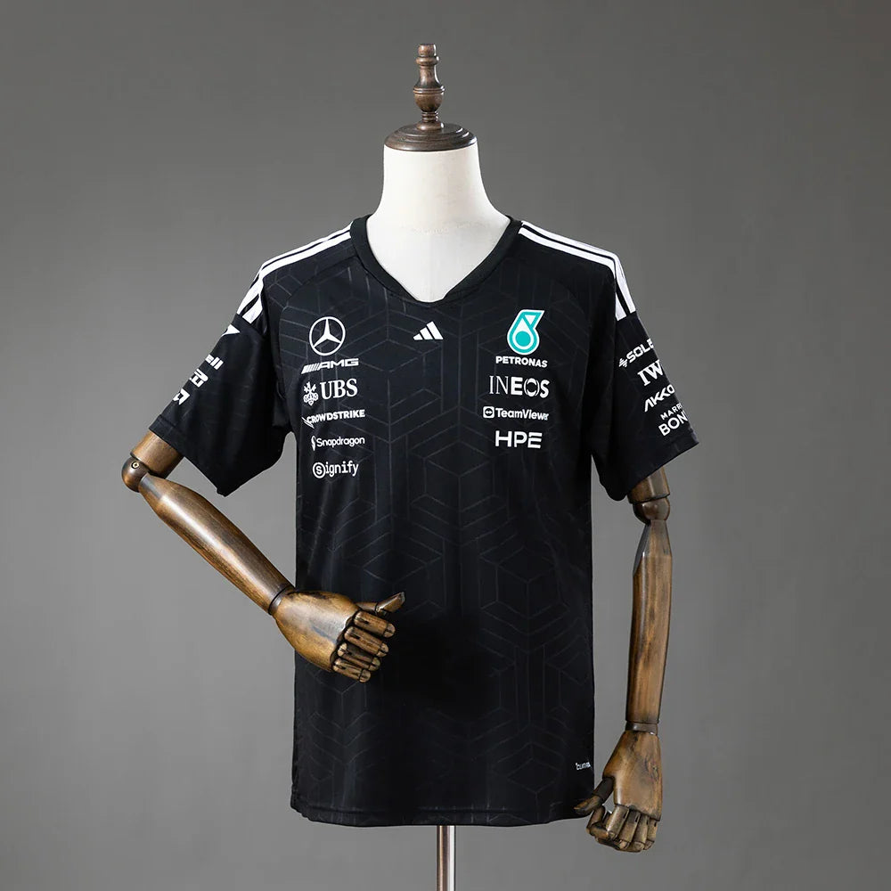 Camiseta negra de la escudería Mercedes AMG de Fórmula 1 2026 - vista frontal
