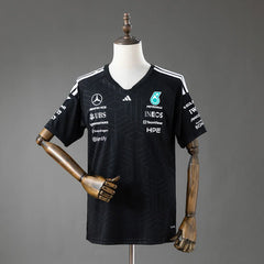 Camiseta negra de la escudería Mercedes AMG de Fórmula 1 2026 - vista frontal