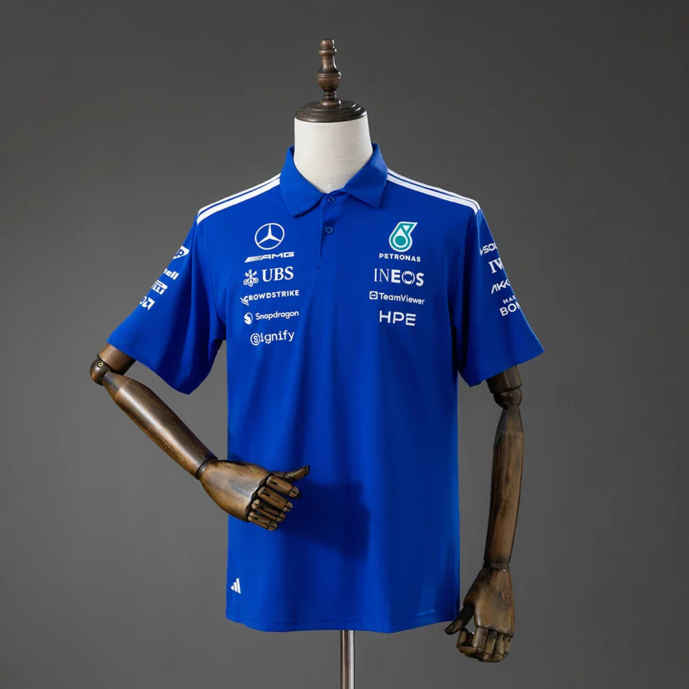 Polo azul eléctrico de la escudería Mercedes AMG de Fórmula 1 2026 - vista frontal