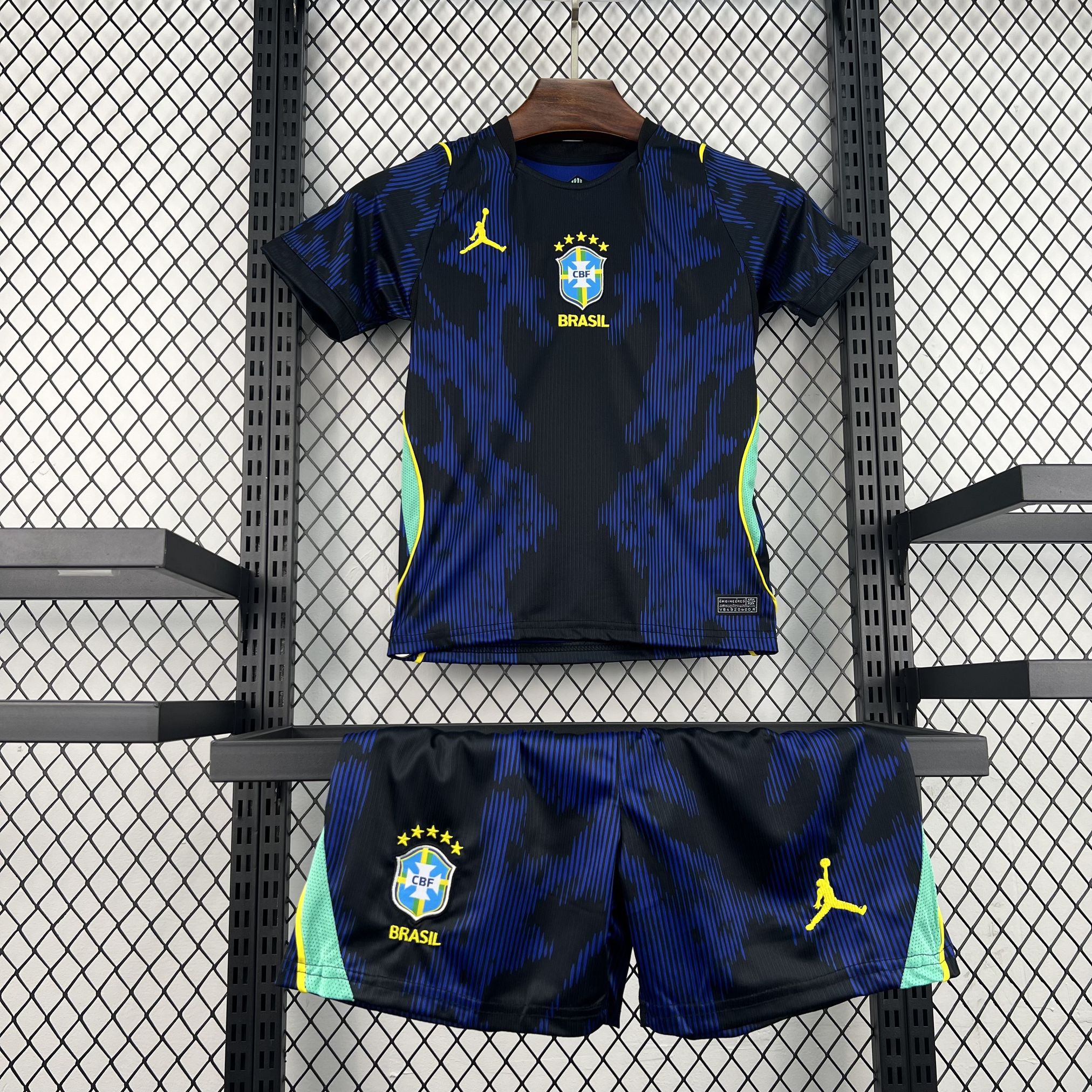Conjunto infantil de Brasil segunda equipación 2026 - vista frontal