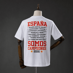 Camiseta España Somos Campeones 2026 blanca - vista trasera con las ciudades del Mundial