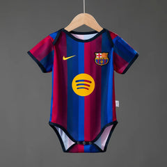 Body de bebé del Barcelona 26/27 con franjas azulgranas - vista frontal