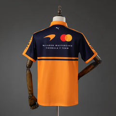 Polo de la escudería McLaren de Fórmula 1 2026 con el nombre del equipo en la espalda - vista trasera