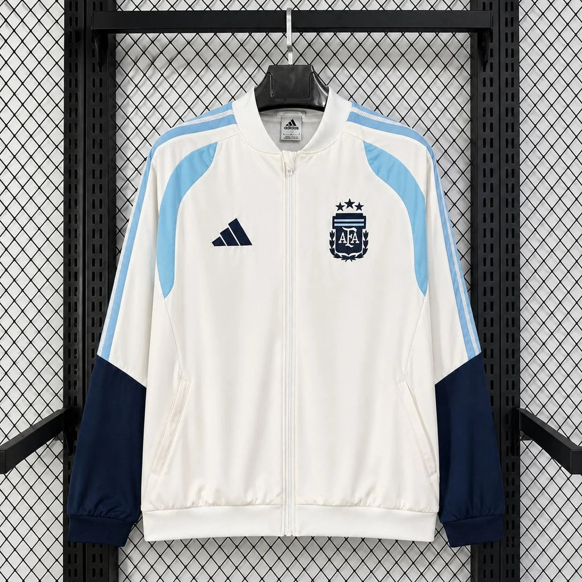 Chaqueta cortavientos de Argentina blanca con hombros celestes - vista frontal