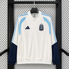 Chaqueta cortavientos de Argentina blanca con hombros celestes - vista frontal