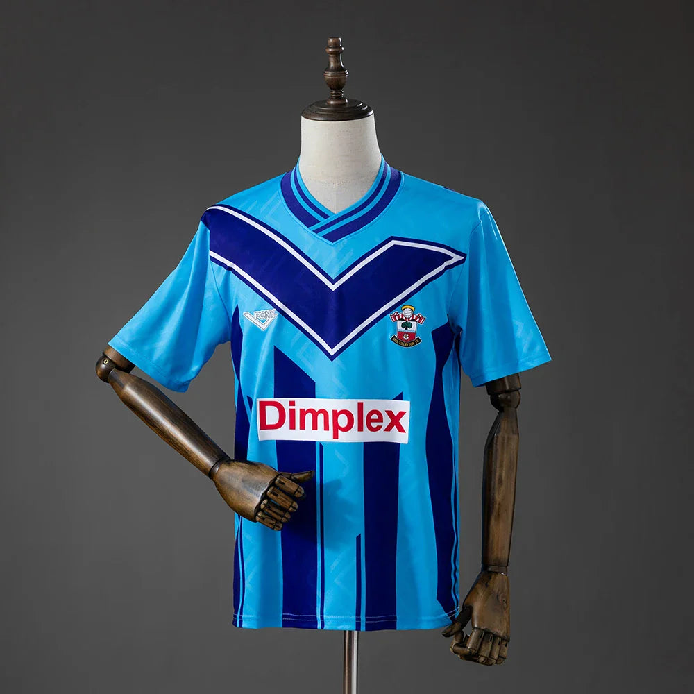 Camiseta retro del Southampton 1993 azul celeste con la uve azul marino - vista frontal