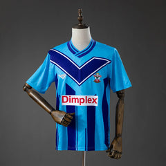 Camiseta retro del Southampton 1993 azul celeste con la uve azul marino - vista frontal