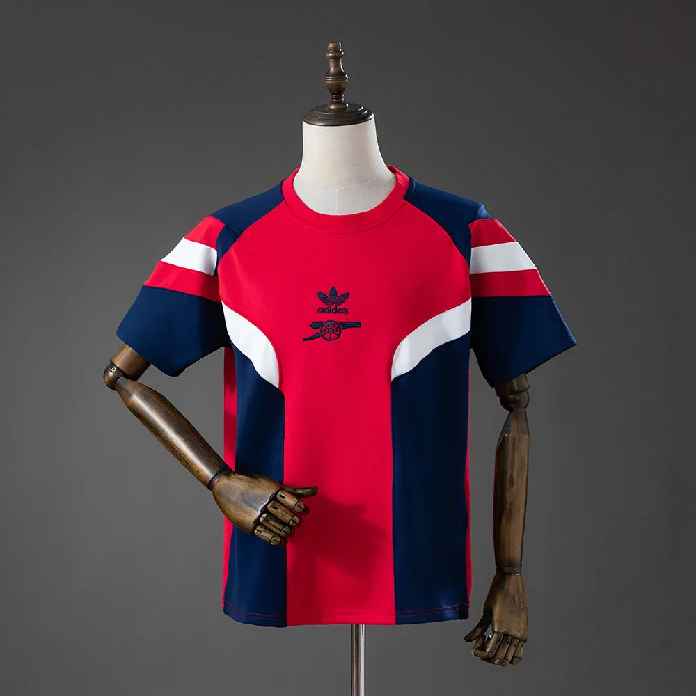 Camiseta casual retro del Arsenal roja y azul marino - vista frontal