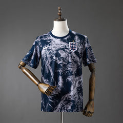 Camiseta de calentamiento de Inglaterra 26/27 en azul marino con trazos blancos - vista frontal