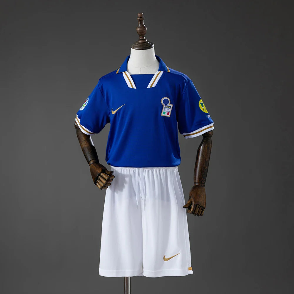 Conjunto retro de Italia 1996 para niños con camiseta azul y vivos dorados - vista frontal