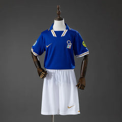 Conjunto retro de Italia 1996 para niños con camiseta azul y vivos dorados - vista frontal