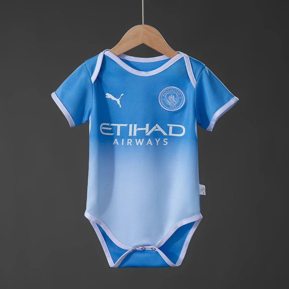 Body de bebé del Manchester City 26/27 celeste con escudo - vista frontal