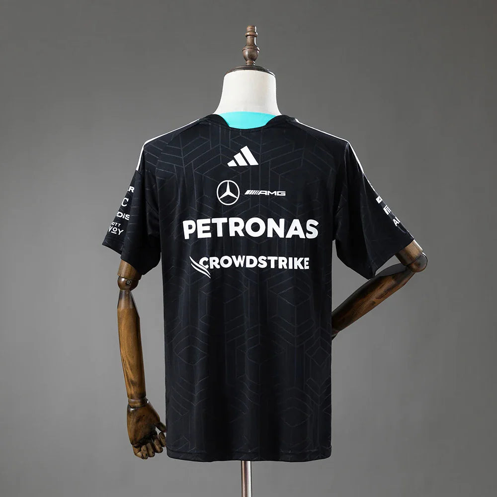 Camiseta negra de la escudería Mercedes AMG de Fórmula 1 2026 con estampación en la espalda - vista trasera