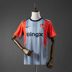 Camiseta de calentamiento del Chelsea 26/27 en gris azulado con mangas naranjas - vista frontal